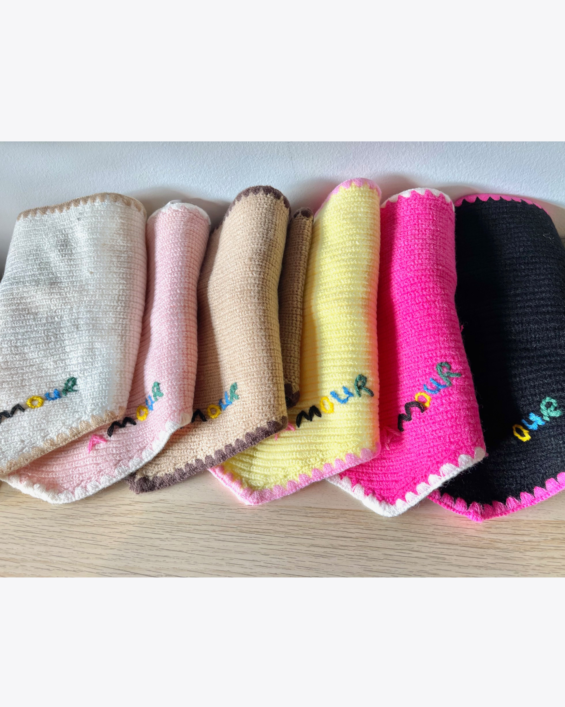 Foulard Amour brodé - 6 couleurs