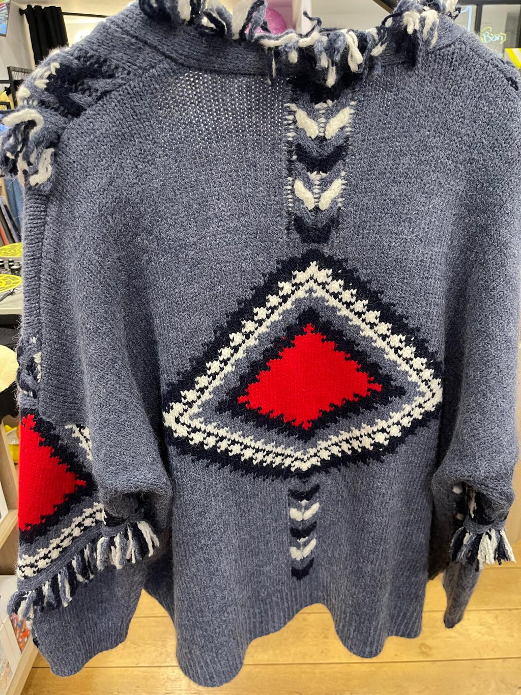 Gilet à franges bleu et rouge à motifs géométriques