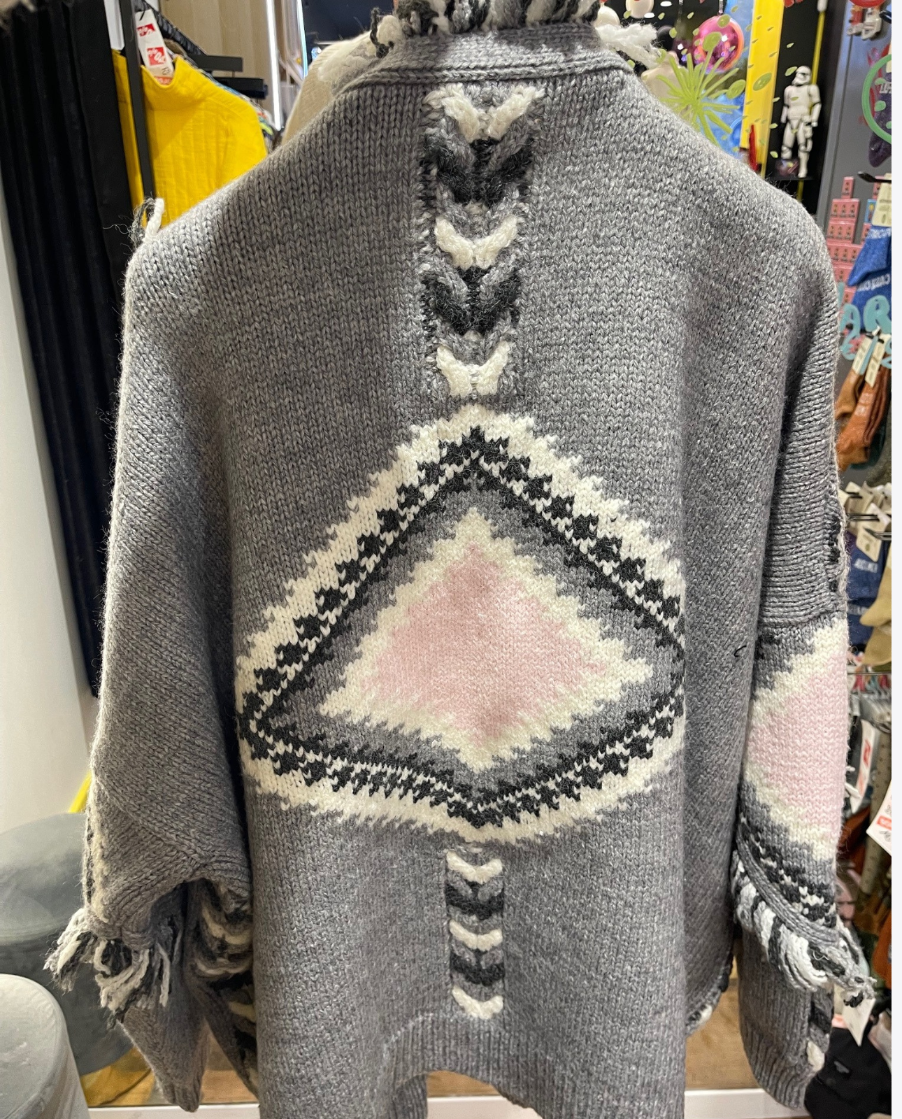 Gilet à franges gris et rose à motifs géométriques