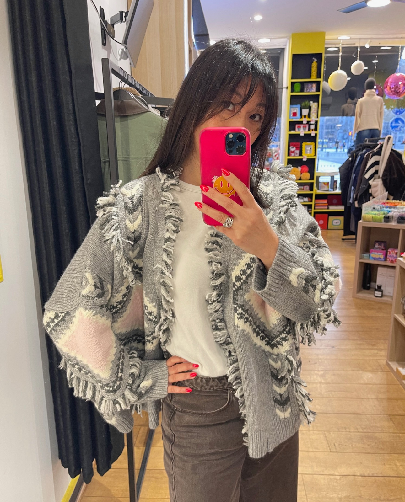 Gilet à franges gris et rose à motifs géométriques