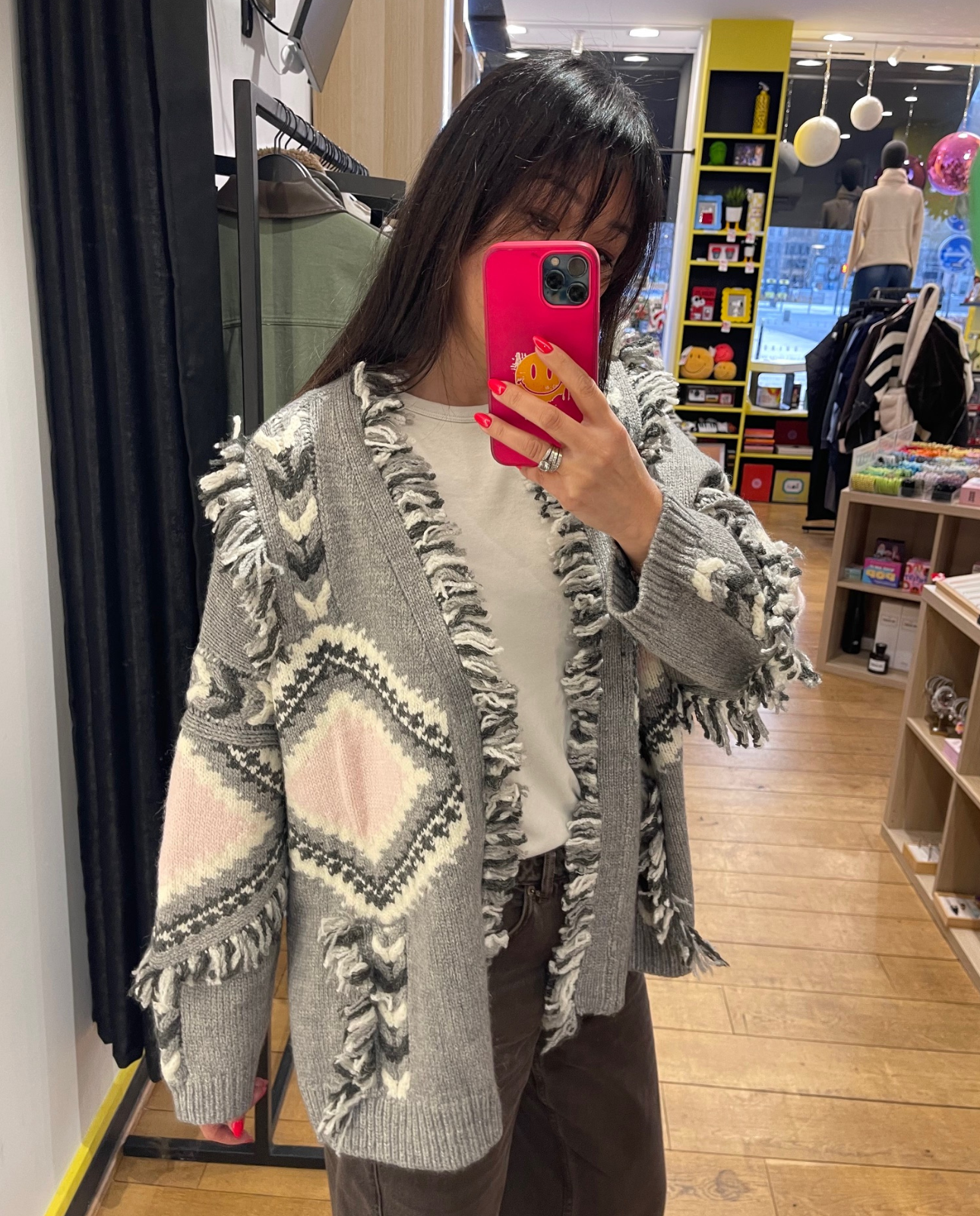 Gilet à franges gris et rose à motifs géométriques