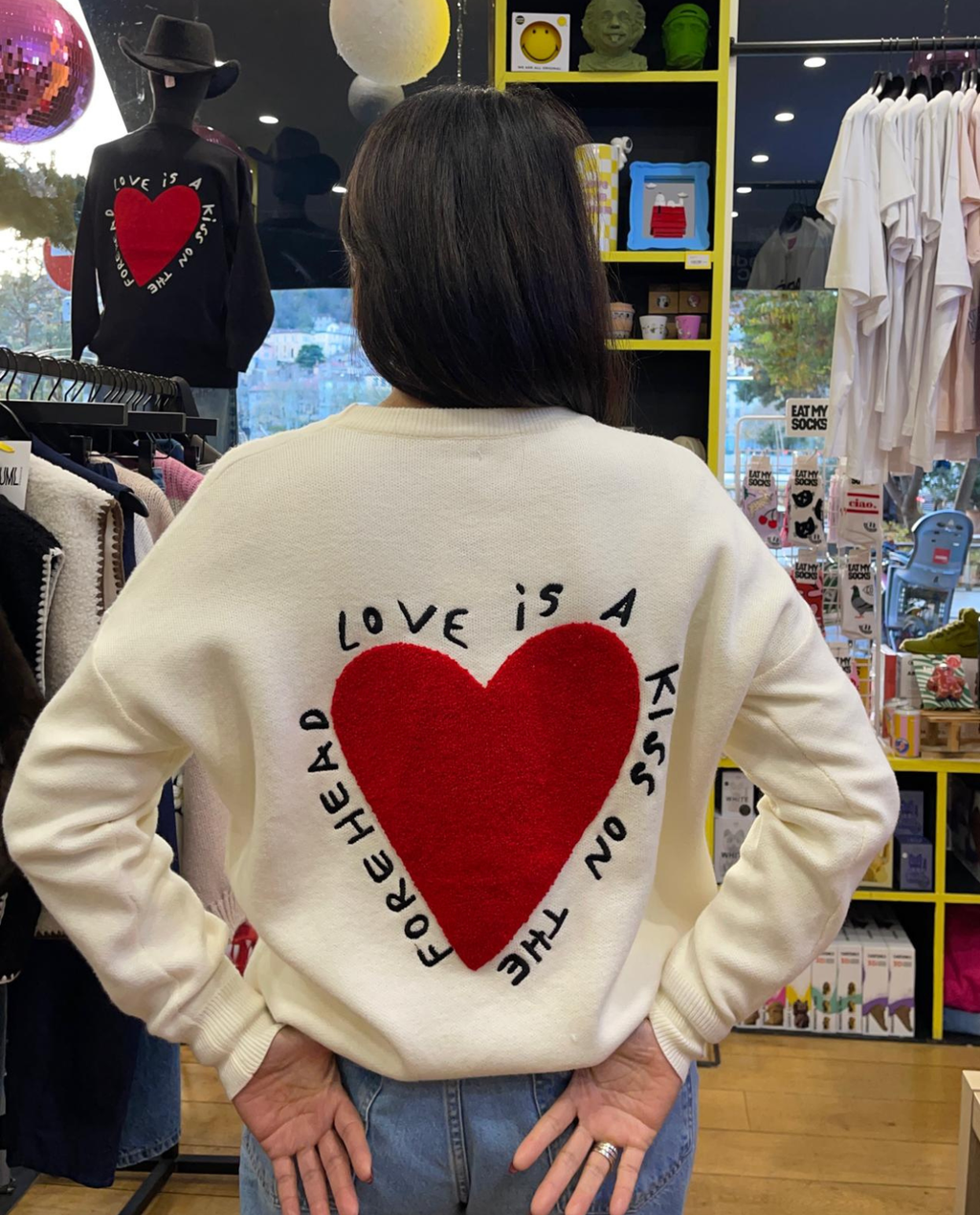 Pullover Coeur Rouge Broderie "Love is a kiss"